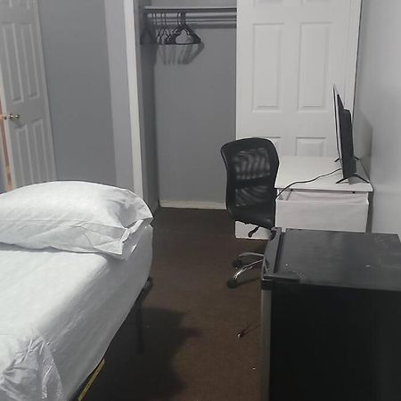 Room In A Beach House With King Size Bed In A Landlord Hosted Three Bedroom Apartment New York Extérieur photo