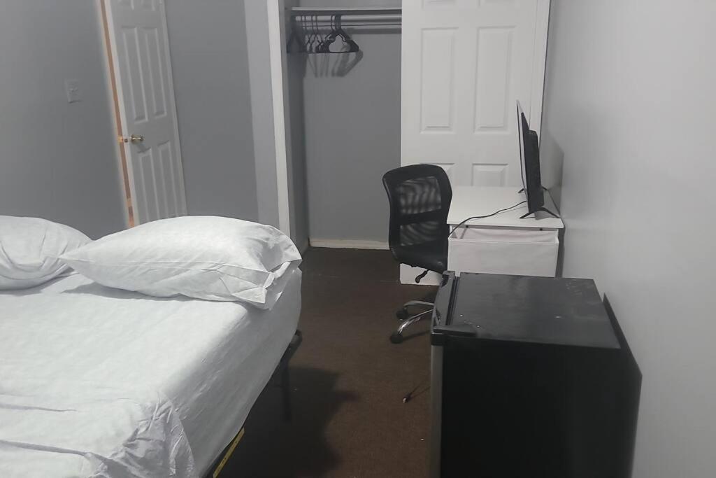 Room In A Beach House With King Size Bed In A Landlord Hosted Three Bedroom Apartment New York Extérieur photo