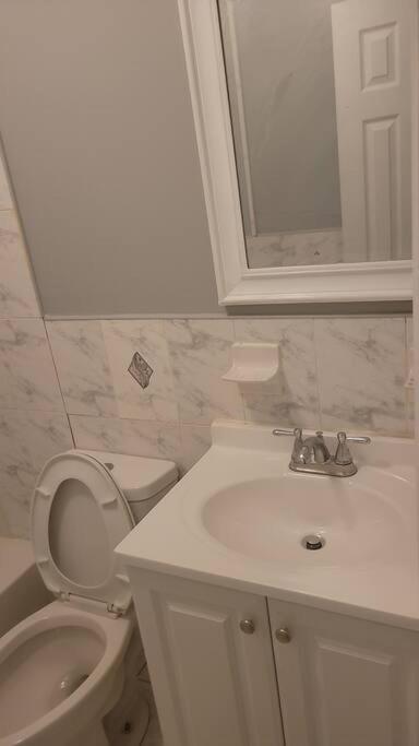 Room In A Beach House With King Size Bed In A Landlord Hosted Three Bedroom Apartment New York Extérieur photo